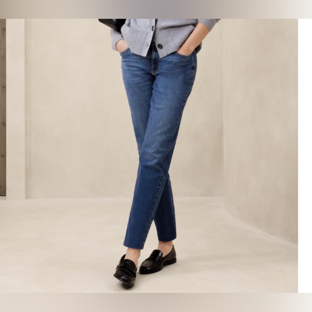 Banana Republic Premium Denim “Girlfriend” style frayed hem Jeans Size 28.